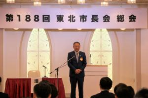 壇上で挨拶する高松市長