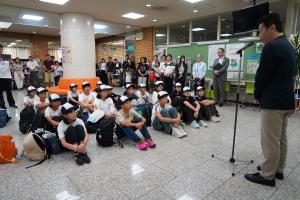 教育長の話を聞く児童たち