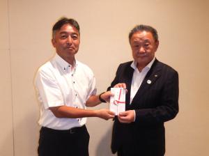 寄付金を手渡す浜野和会長と受け取る高松市長